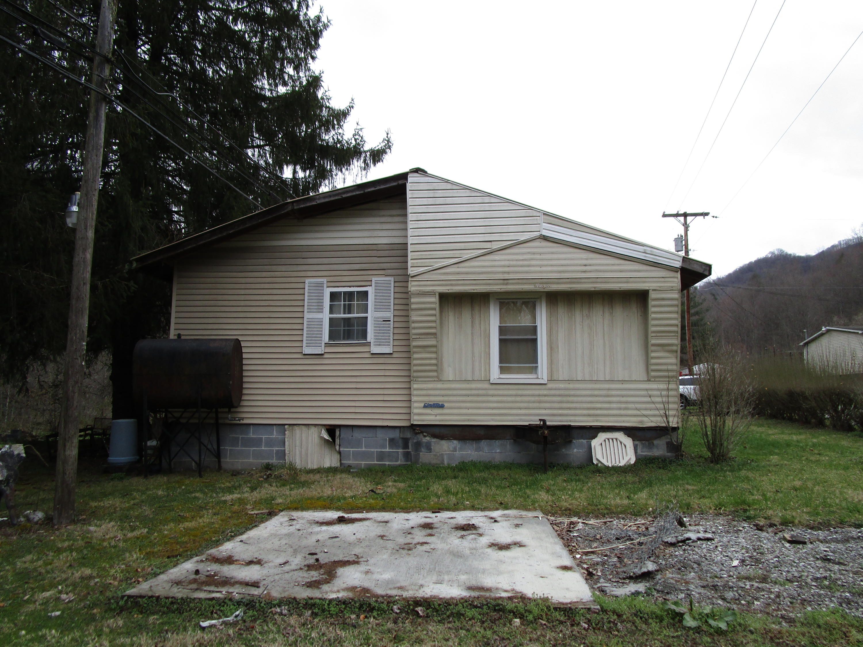 1852 Sycamore Road Appalachia, VA 24216 - Photo 6 of 20 IMG_0207