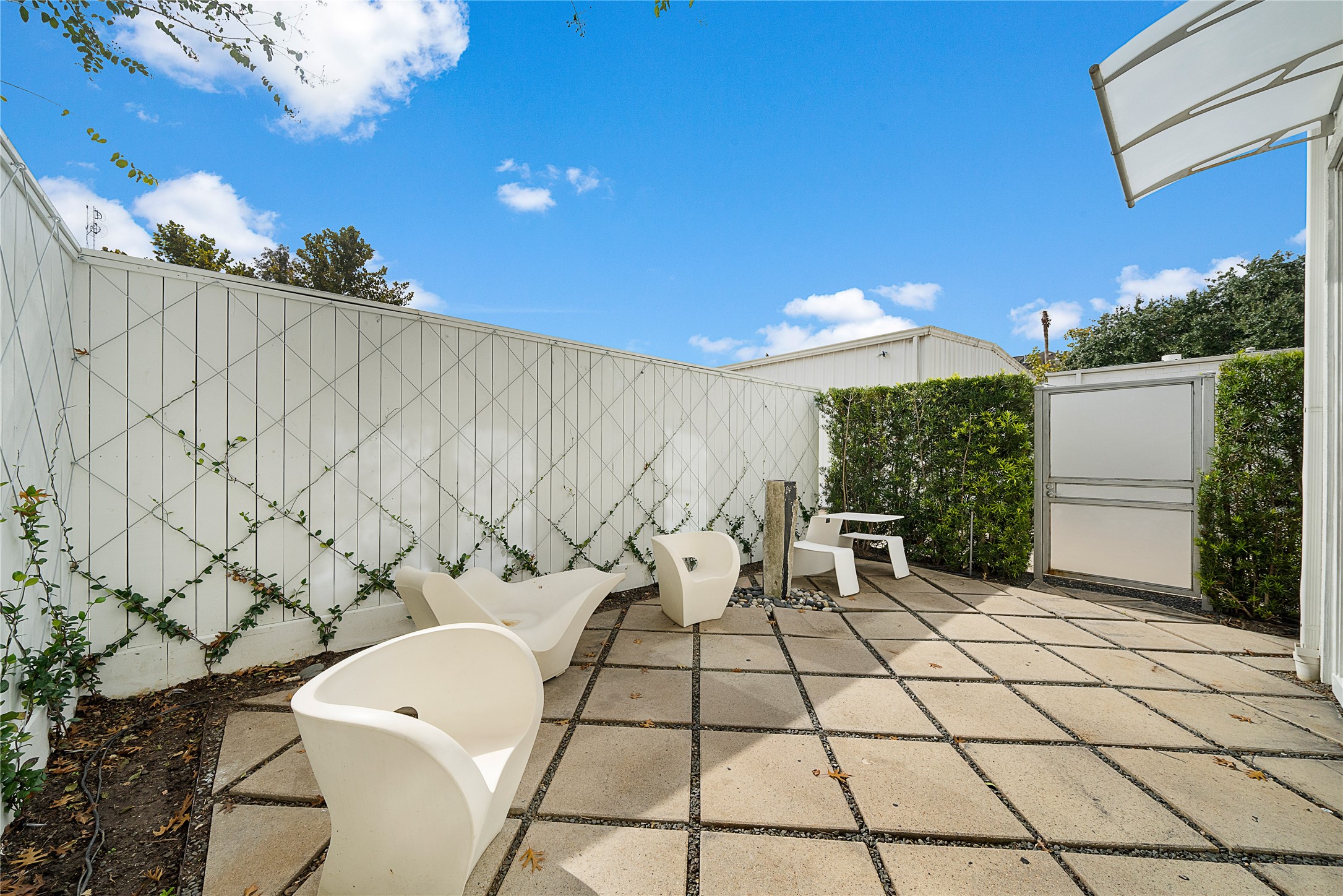 2437 North Boulevard Houston, TX 77098 - Photo 13 of 32 a view of a chairs and table in a patio