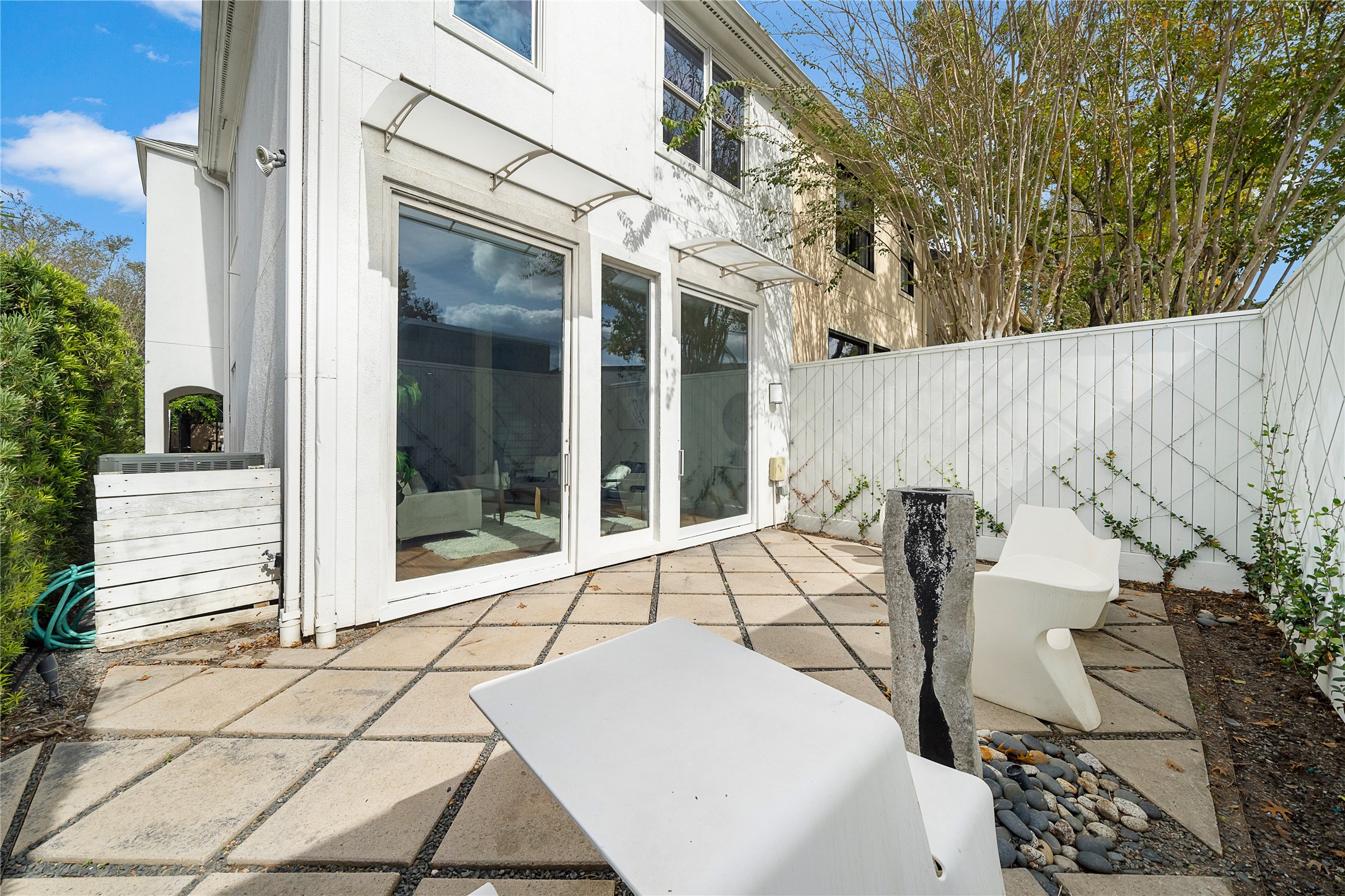 2437 North Boulevard Houston, TX 77098 - Photo 14 of 32 a view of a patio with table and chairs and potted plants