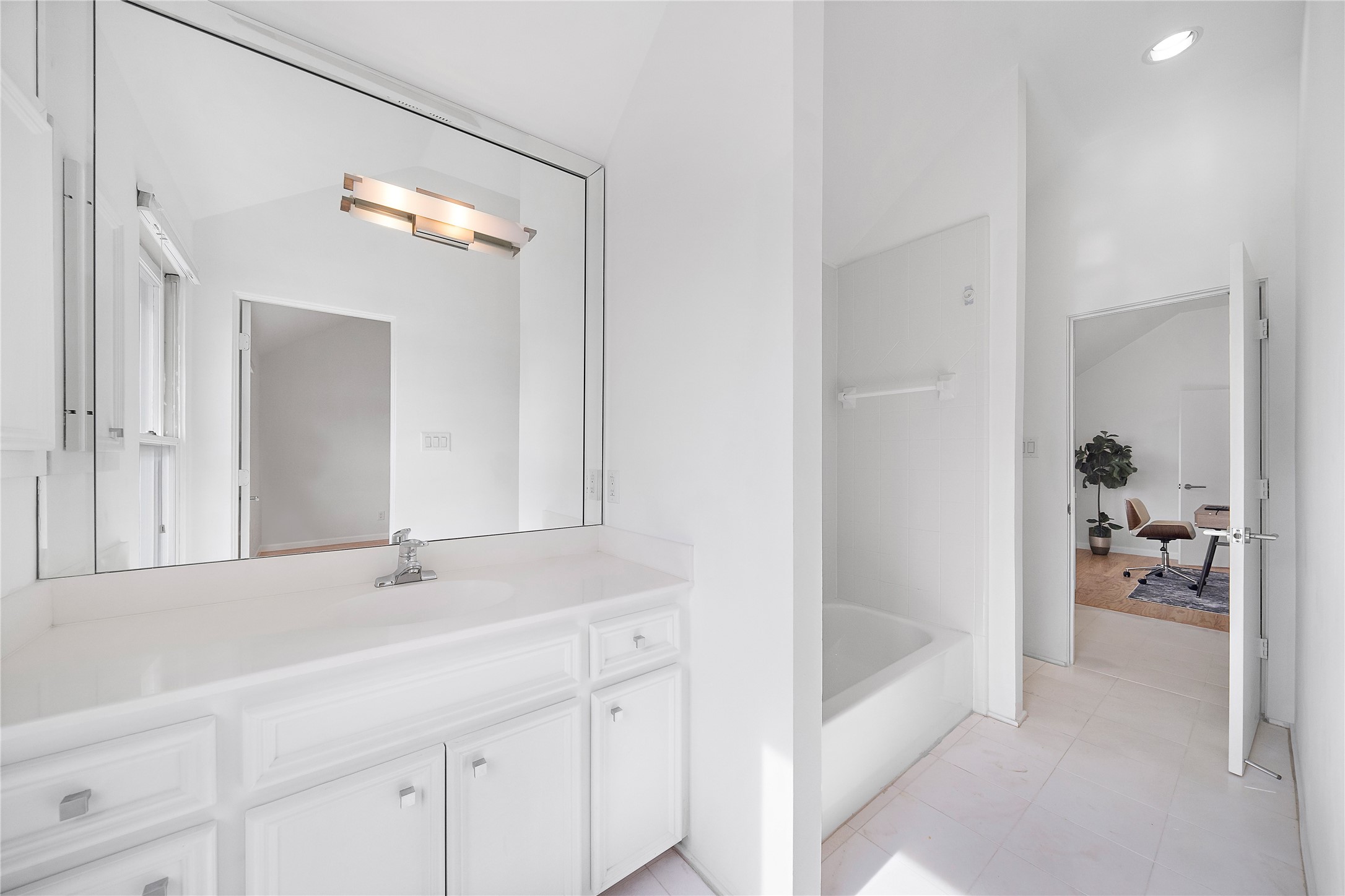 2437 North Boulevard Houston, TX 77098 - Photo 27 of 32 a bathroom with a bathtub and a sink