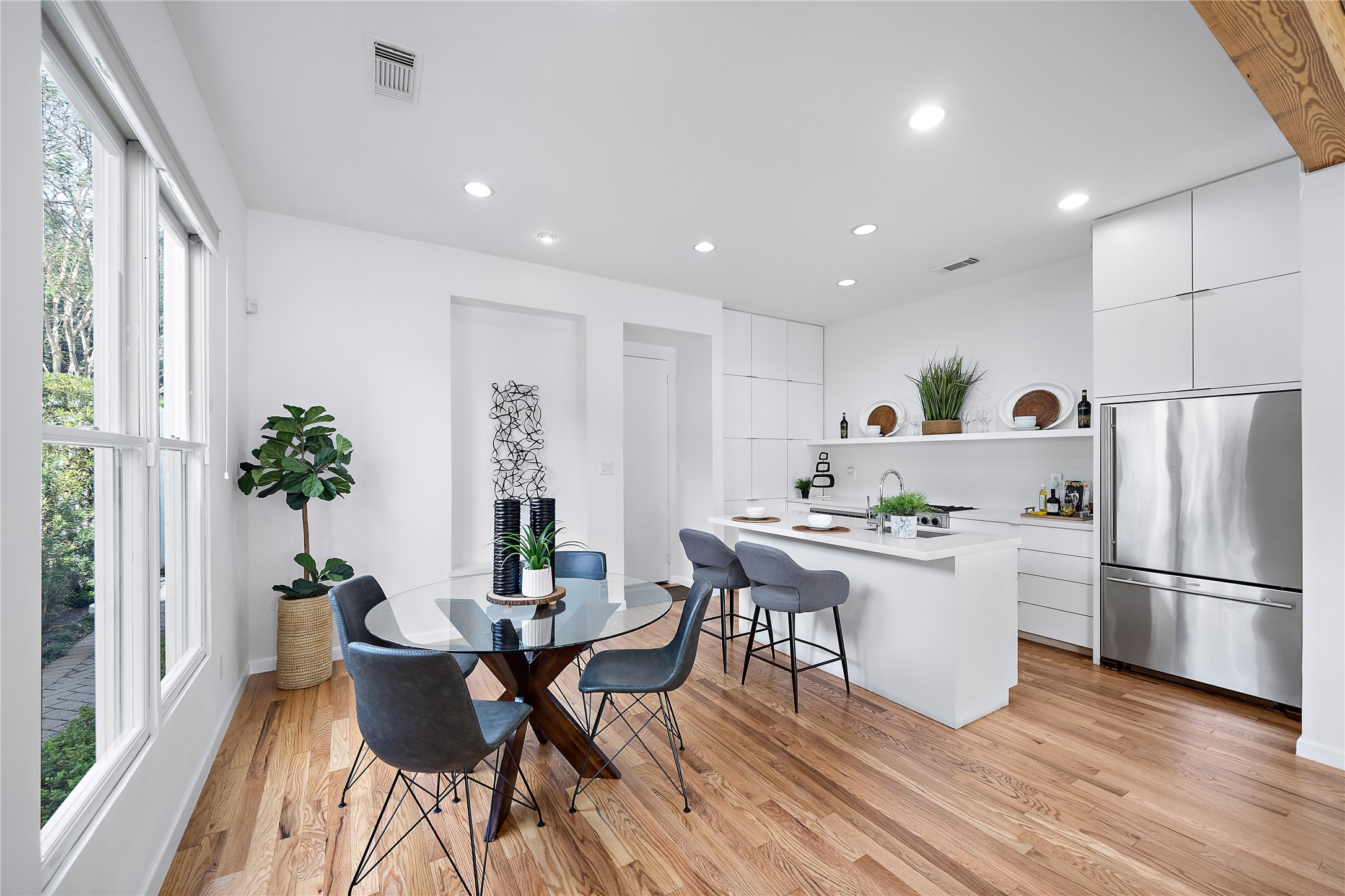 2437 North Boulevard Houston, TX 77098 - Photo 4 of 32 a kitchen with a table and chairs