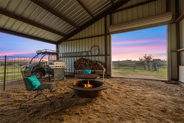 $800,000 | 700 County Road 466, Elgin, TX 78621