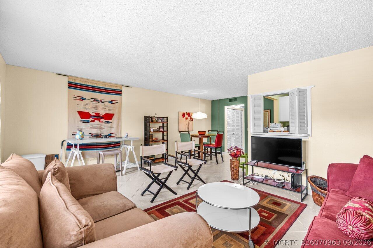 68 Suffolk B, Unit 680 Boca Raton, FL 33434 - Photo 7 of 22 Living 4