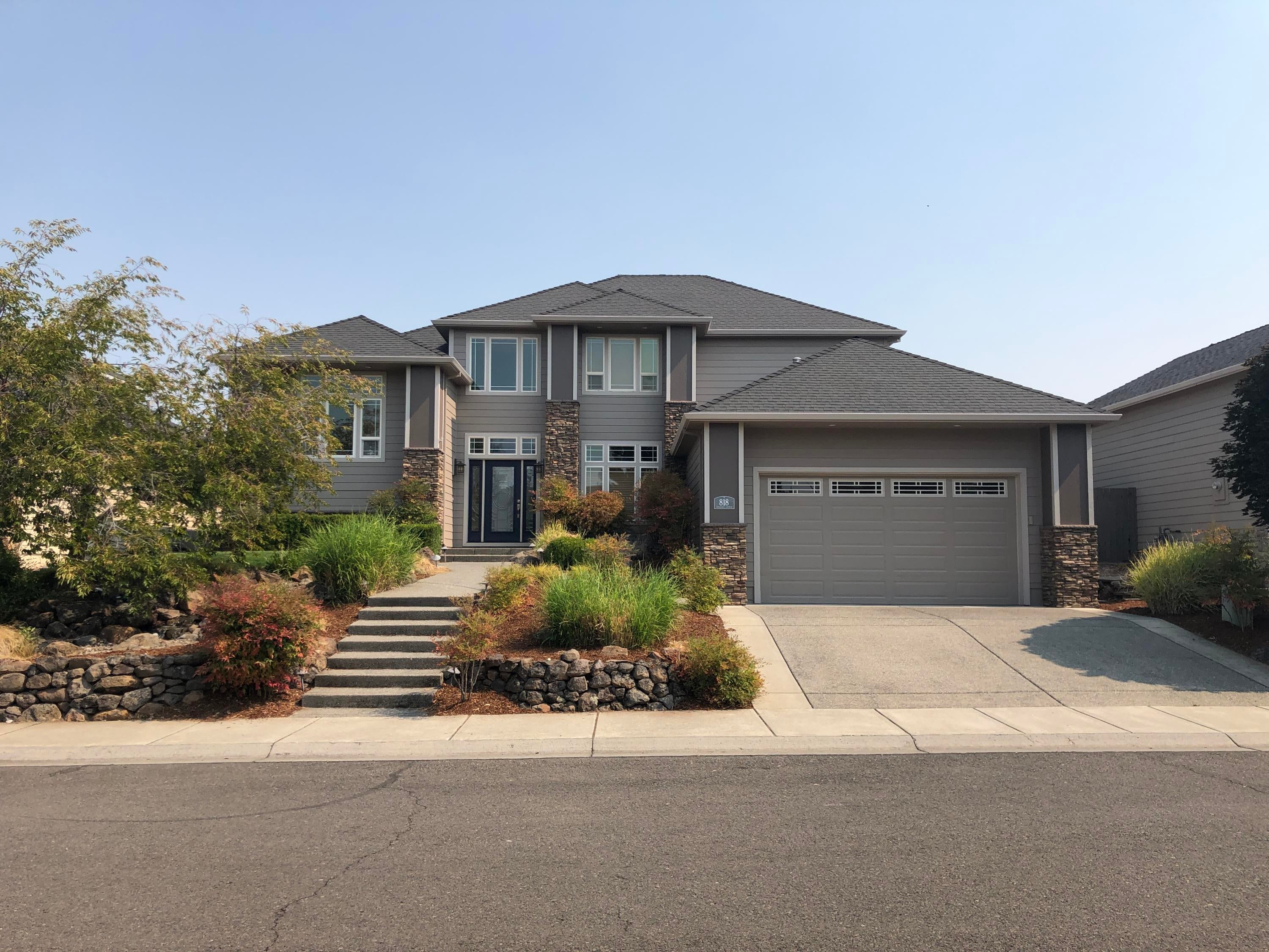 818 Ridgeway Avenue Central Point, OR 97502 - Photo 2 of 45 IMG_7604