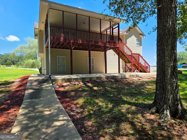 a view of empty room with wooden floor and ceiling fan