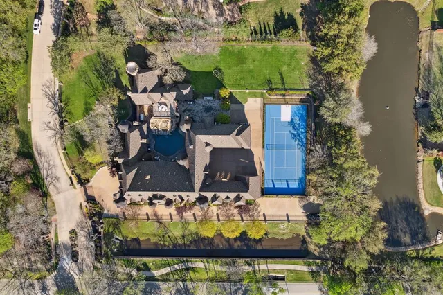 a very nice looking room with many windows