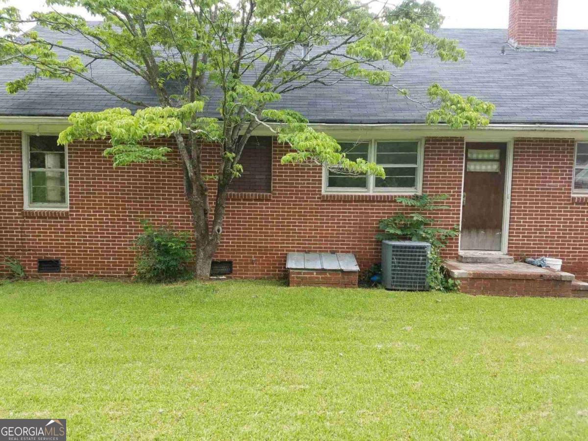 329 McDonough Road Jackson, GA 30233 - Photo 3 of 11 a house view with a sitting space and garden