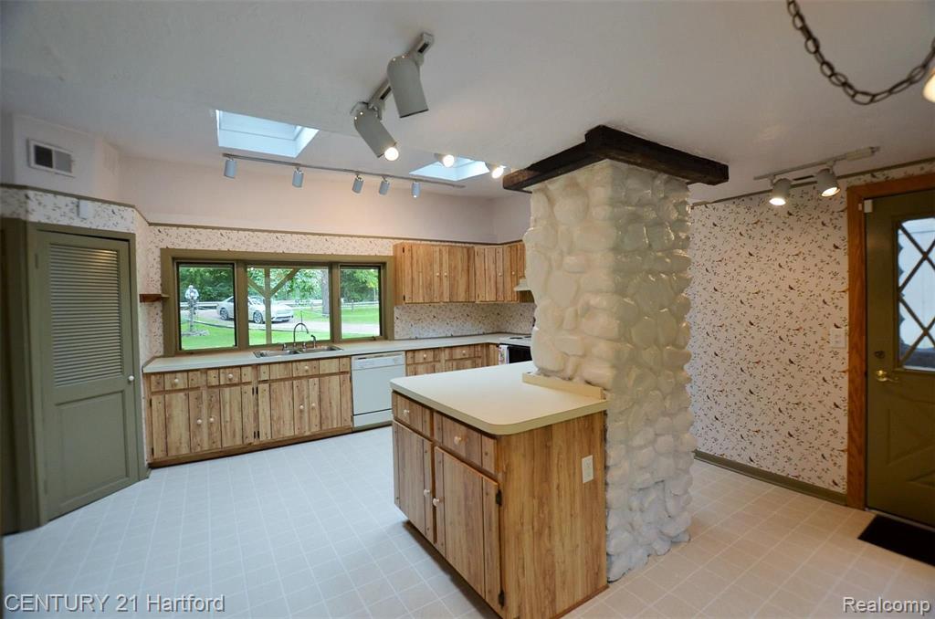 31395 West Nine Mile Road Farmington Hills, MI 48336 - Photo 12 of 40