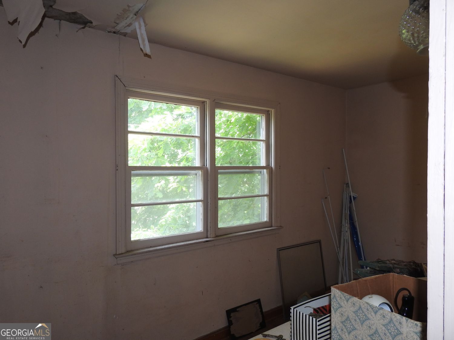 333 Lickskillet Road Epworth, GA 30541 - Photo 20 of 38 a room with a bed and a window