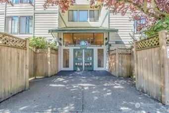 $1,800 | 13717 Linden Avenue North, Unit 208, Seattle, WA 98133