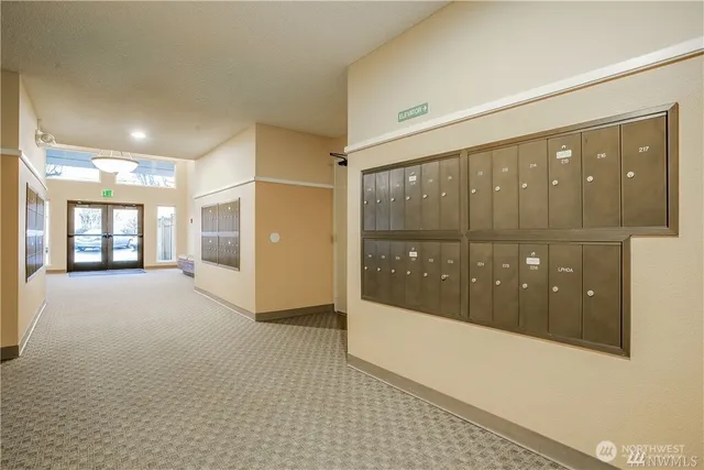 $1,800 | 13717 Linden Avenue North, Unit 208, Seattle, WA 98133