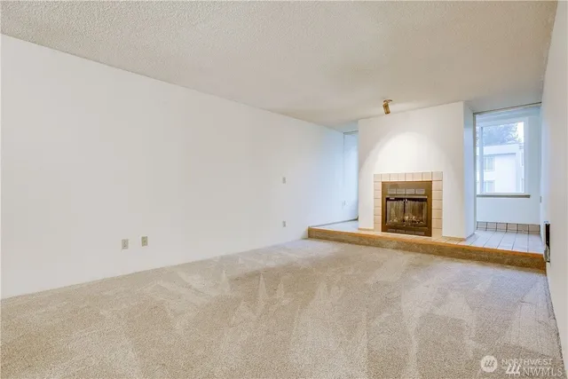 $1,800 | 13717 Linden Avenue North, Unit 208, Seattle, WA 98133