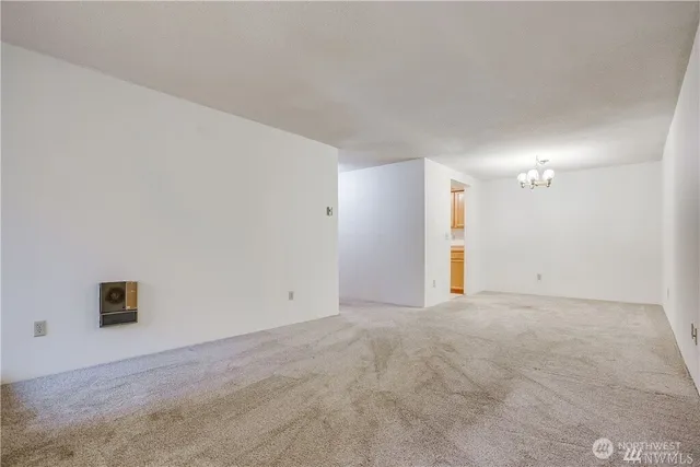 $1,800 | 13717 Linden Avenue North, Unit 208, Seattle, WA 98133