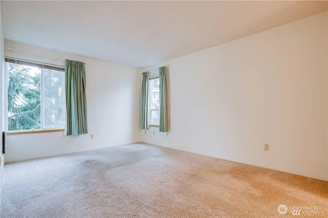 $1,800 | 13717 Linden Avenue North, Unit 208, Seattle, WA 98133