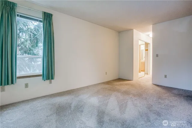 $1,800 | 13717 Linden Avenue North, Unit 208, Seattle, WA 98133