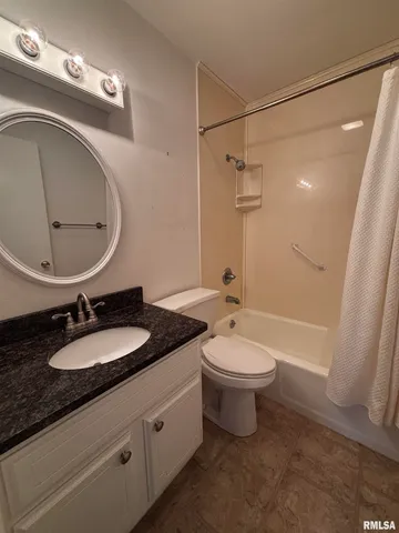 $235,000 | 1033 Sweetbriar Place, Galesburg, IL 61401