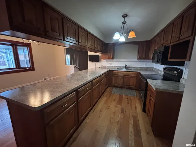 $235,000 | 1033 Sweetbriar Place, Galesburg, IL 61401