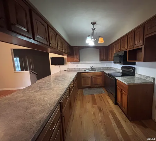 $235,000 | 1033 Sweetbriar Place, Galesburg, IL 61401