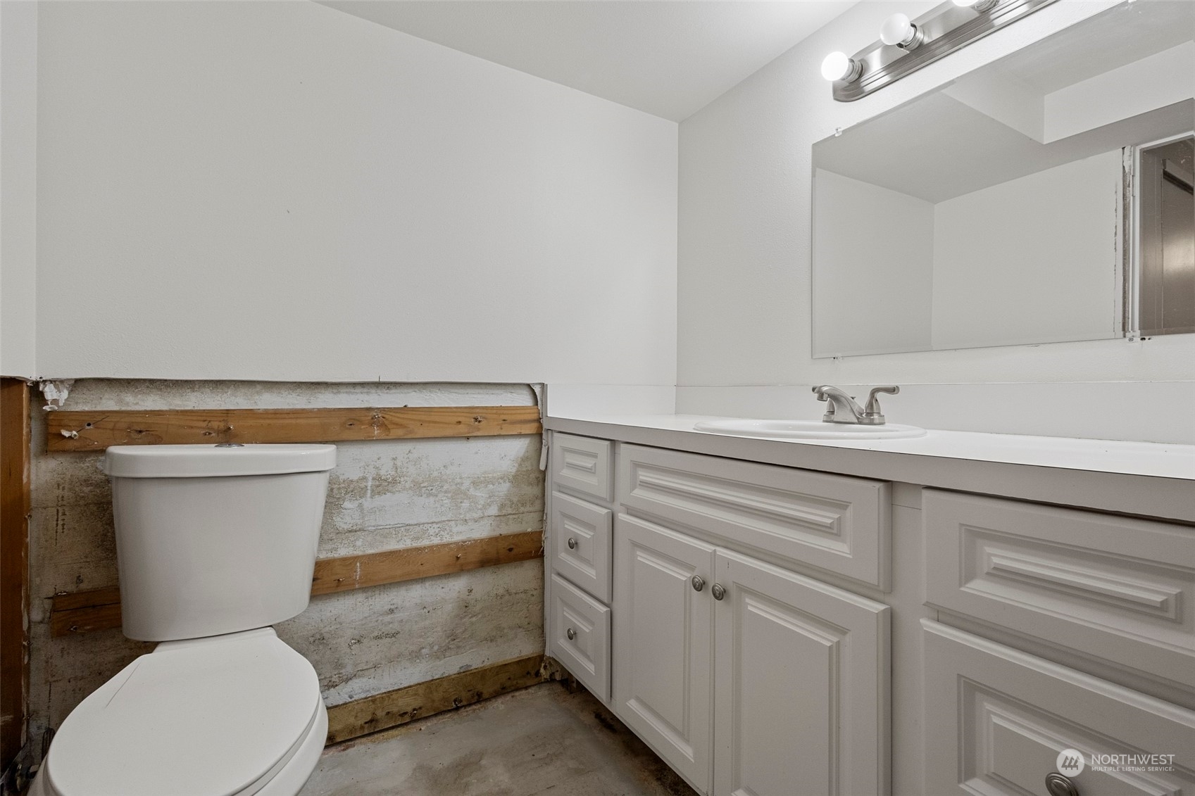 4865 Saratoga Road Langley, WA 98260 - Photo 27 of 40 a bathroom with a toilet sink and mirror