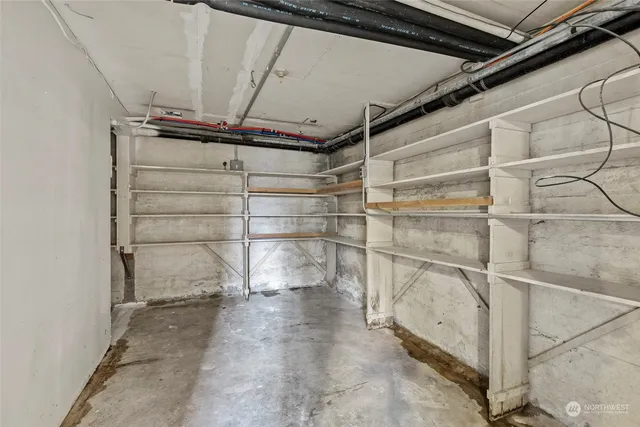 a view of a livingroom with closet