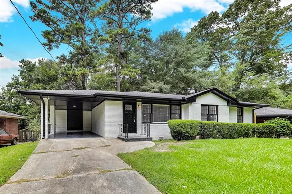 a view of a house with yard and plants