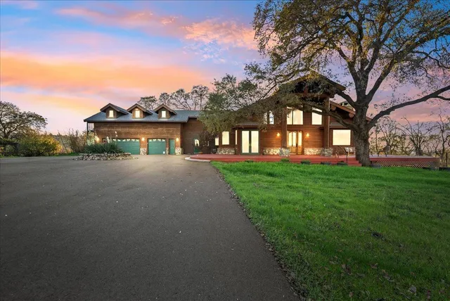 a view of a house with a big yard
