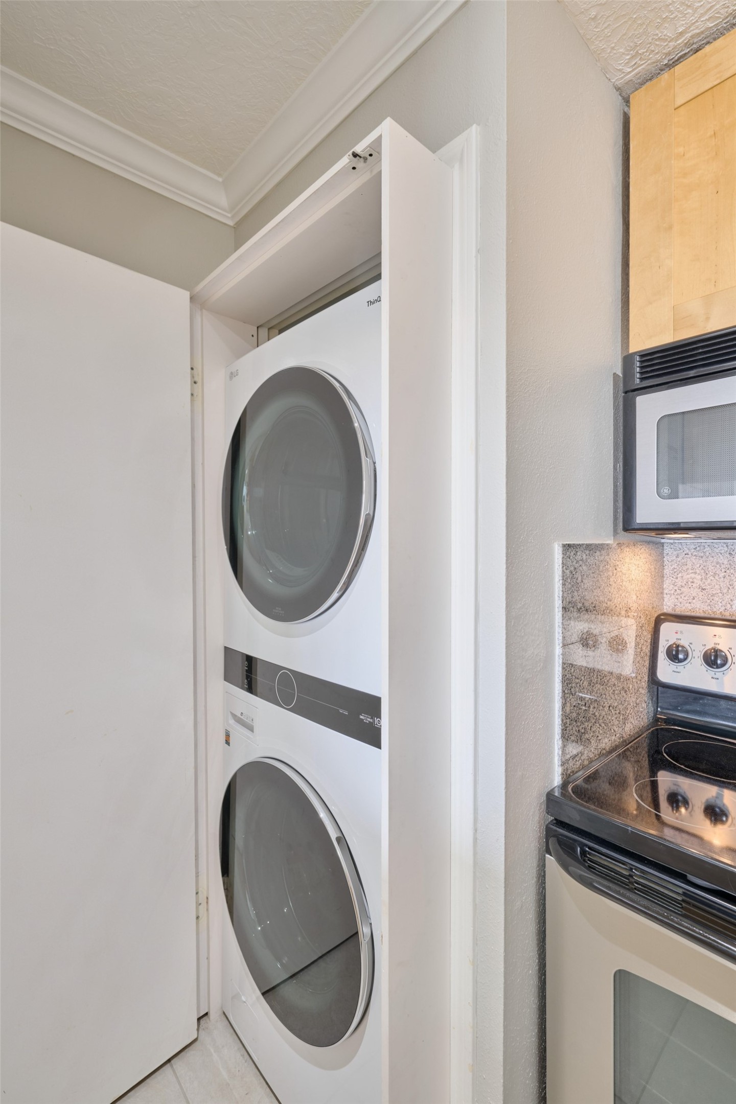 801 River Road, Unit 105D Montgomery, TX 77356 - Photo 16 of 32 a utility room with dryer and washer