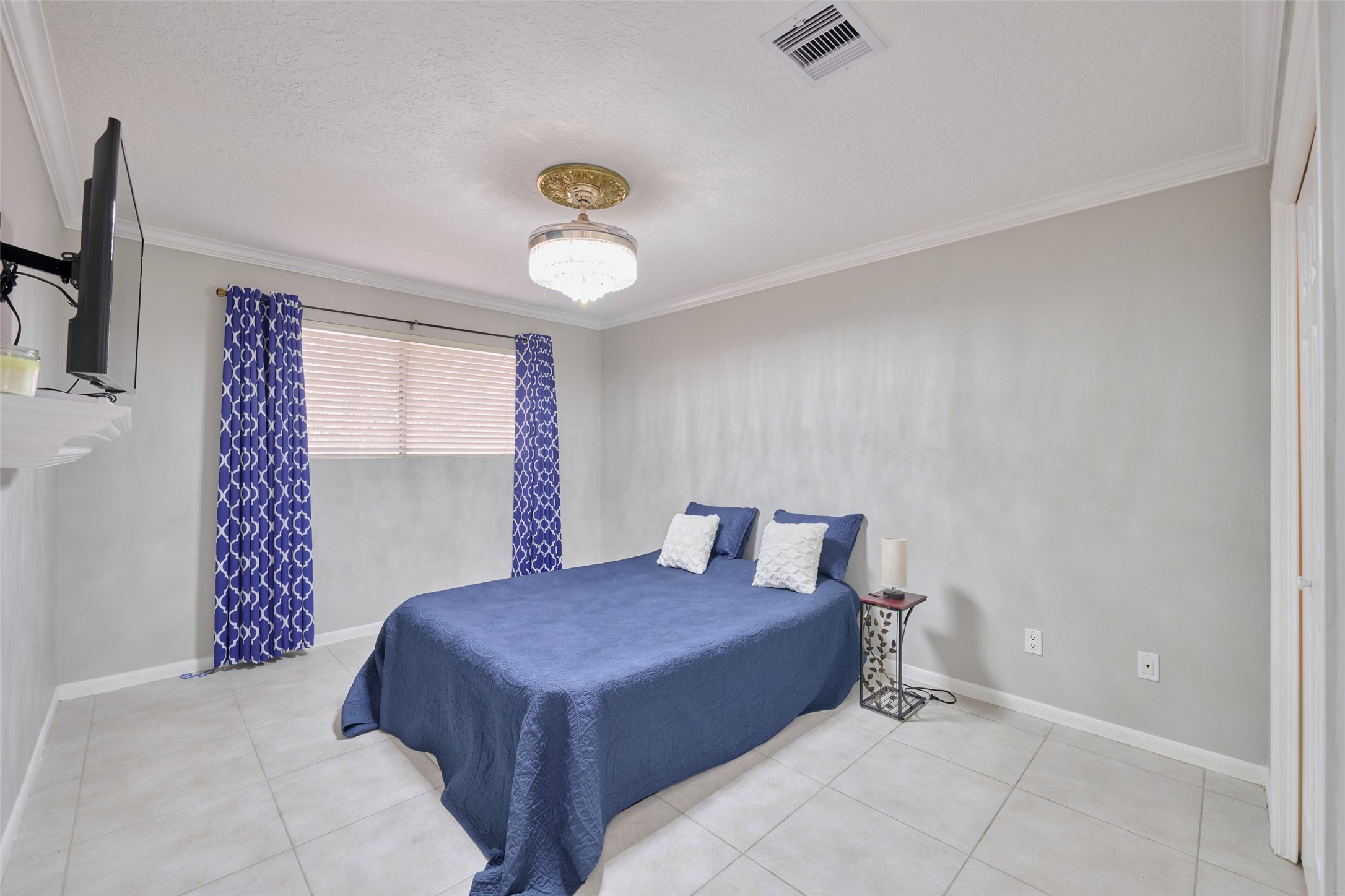 801 River Road, Unit 105D Montgomery, TX 77356 - Photo 18 of 32 a bedroom with a bed and a window