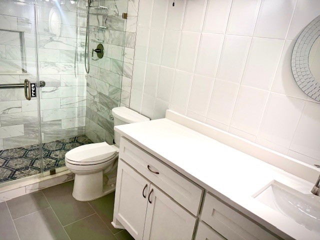 801 River Road, Unit 105D Montgomery, TX 77356 - Photo 19 of 32 a bathroom with a toilet and a shower