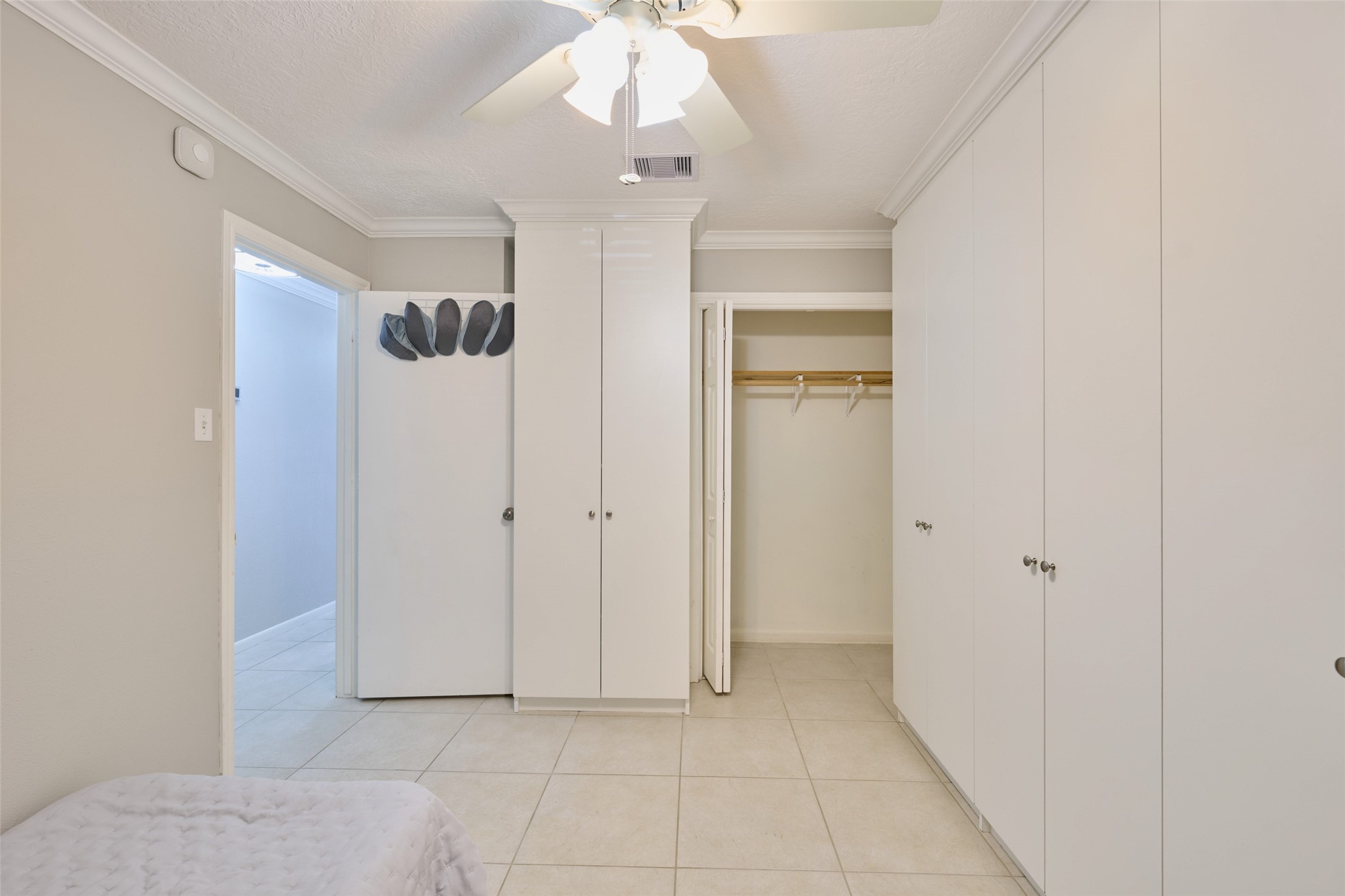 801 River Road, Unit 105D Montgomery, TX 77356 - Photo 21 of 32 a view of a hallway with a chandelier fan