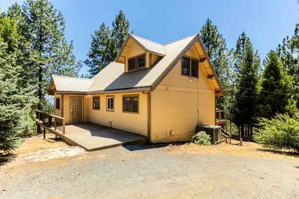 a view of a house with a yard