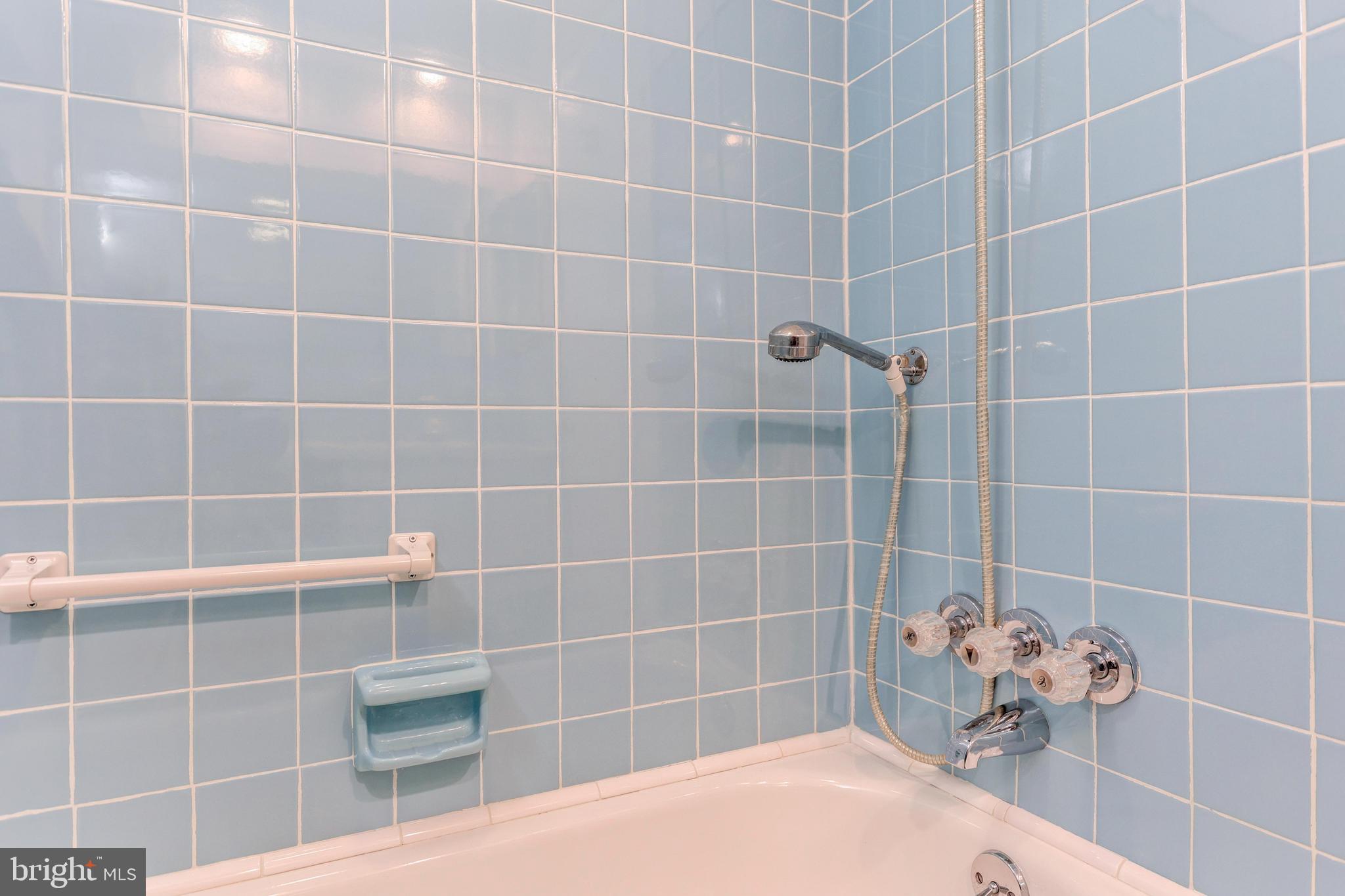 10828 Heflin Road Philadelphia, PA 19154 - Photo 20 of 31 Main Bathroom