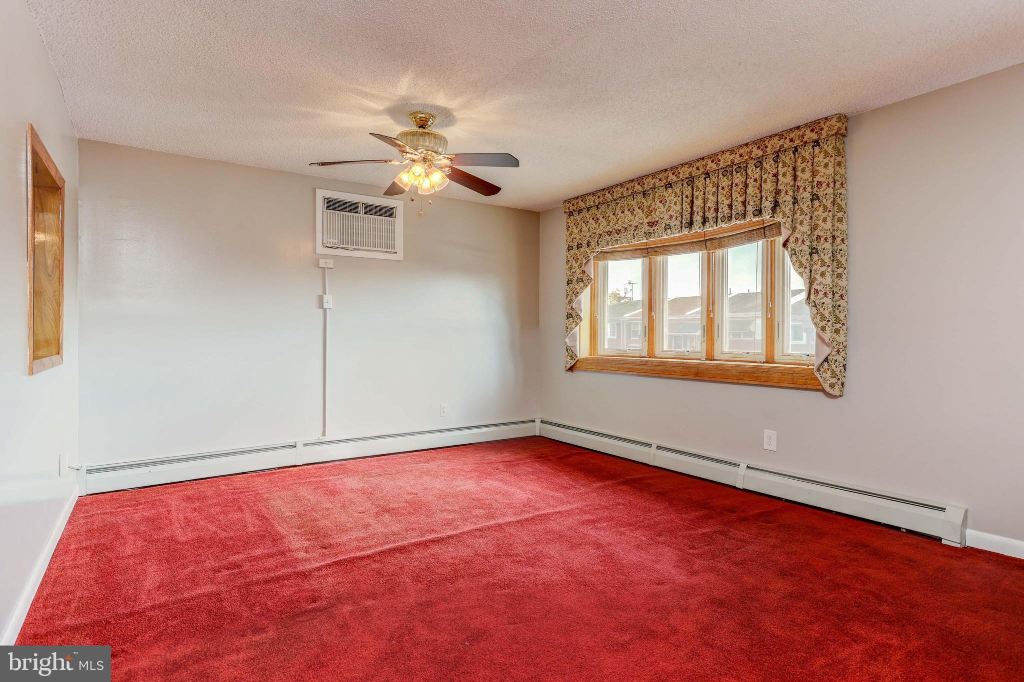 10828 Heflin Road Philadelphia, PA 19154 - Photo 9 of 31 Living Room