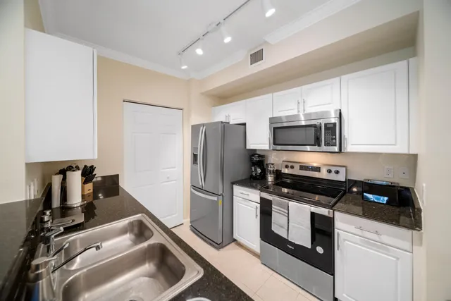 $559,500 | 720 South Sapodilla Avenue, Unit 301, West Palm Beach, FL 33401