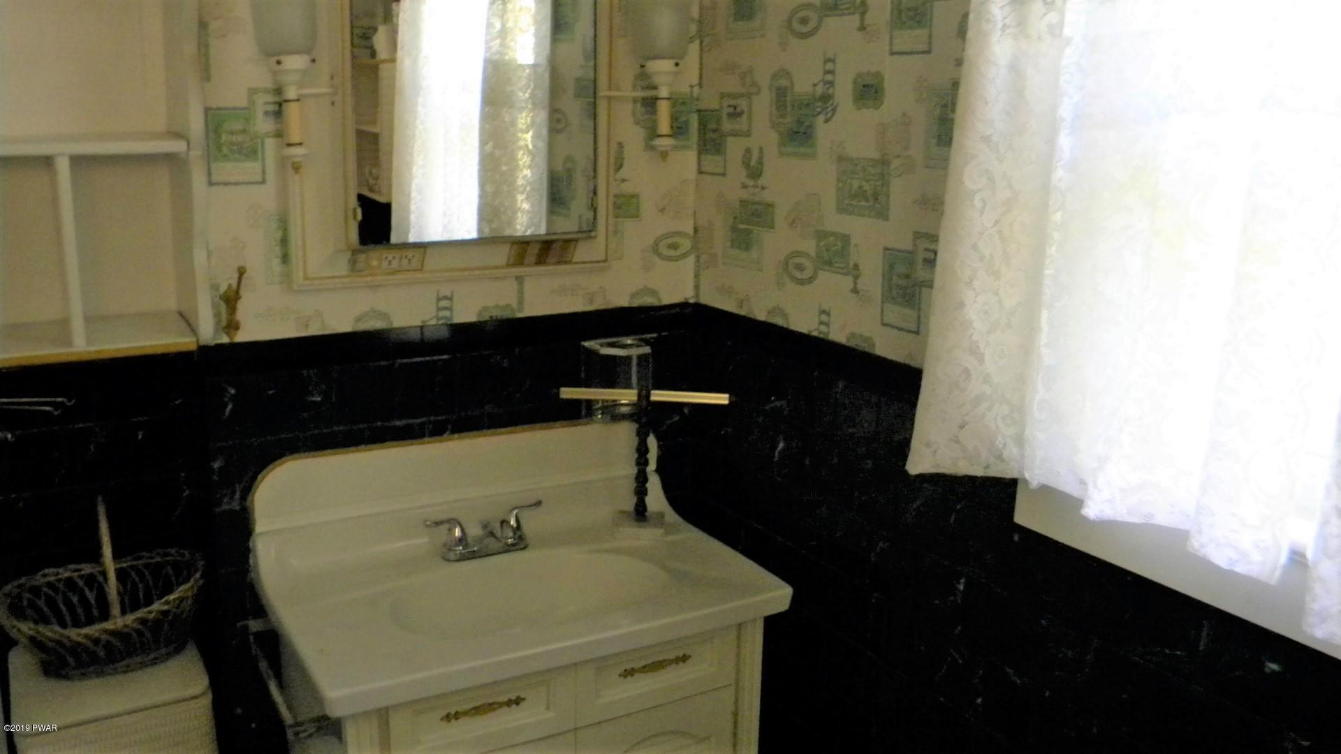 997 Towpath Road Hawley, PA 18428 - Photo 23 of 37 25-Bathroom