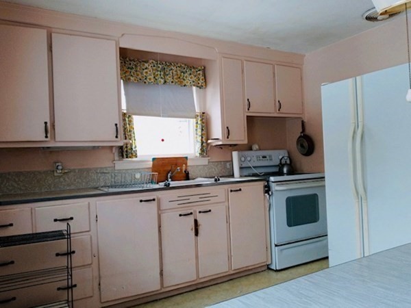 184 Winton Street Springfield, MA 01118 - Photo 3 of 12 Gallery Image 3