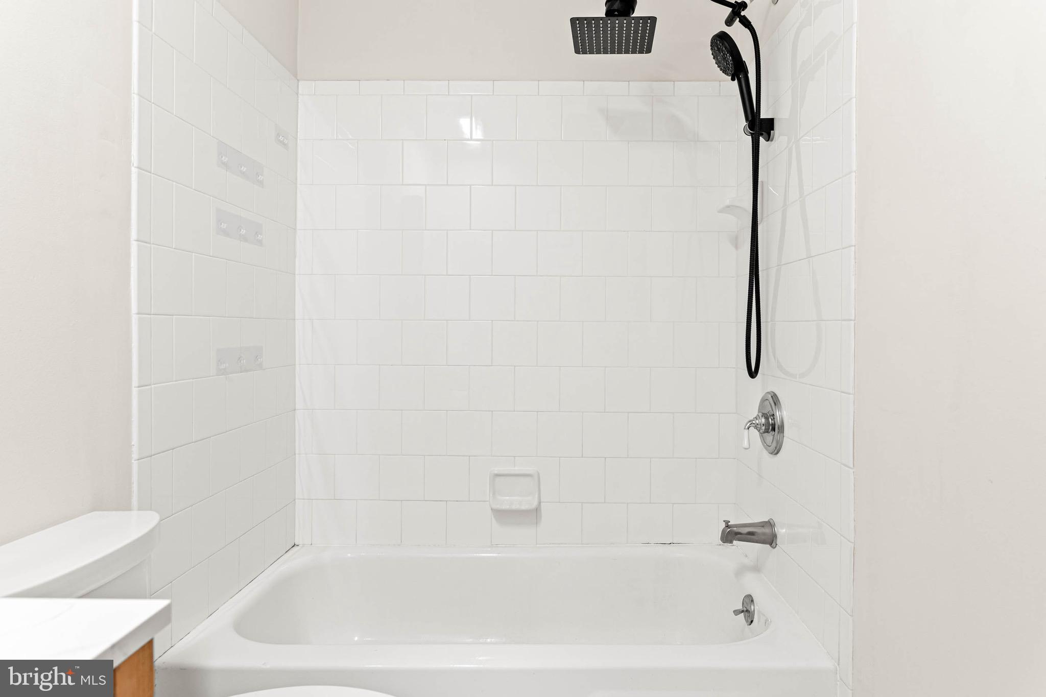 423 Old Forge Crossing, Unit 423 Devon, PA 19333 - Photo 17 of 24 Shower/tub Combo.