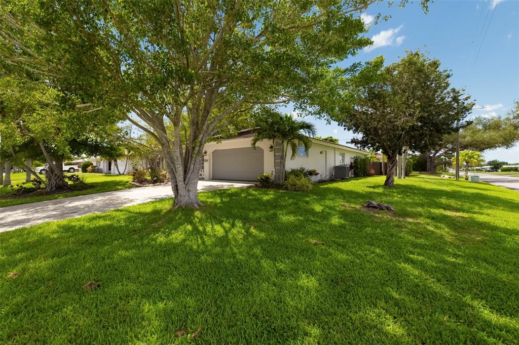 3304 Springmill Circle Sarasota, FL 34239 - Photo 38 of 79 Gallery Image 38