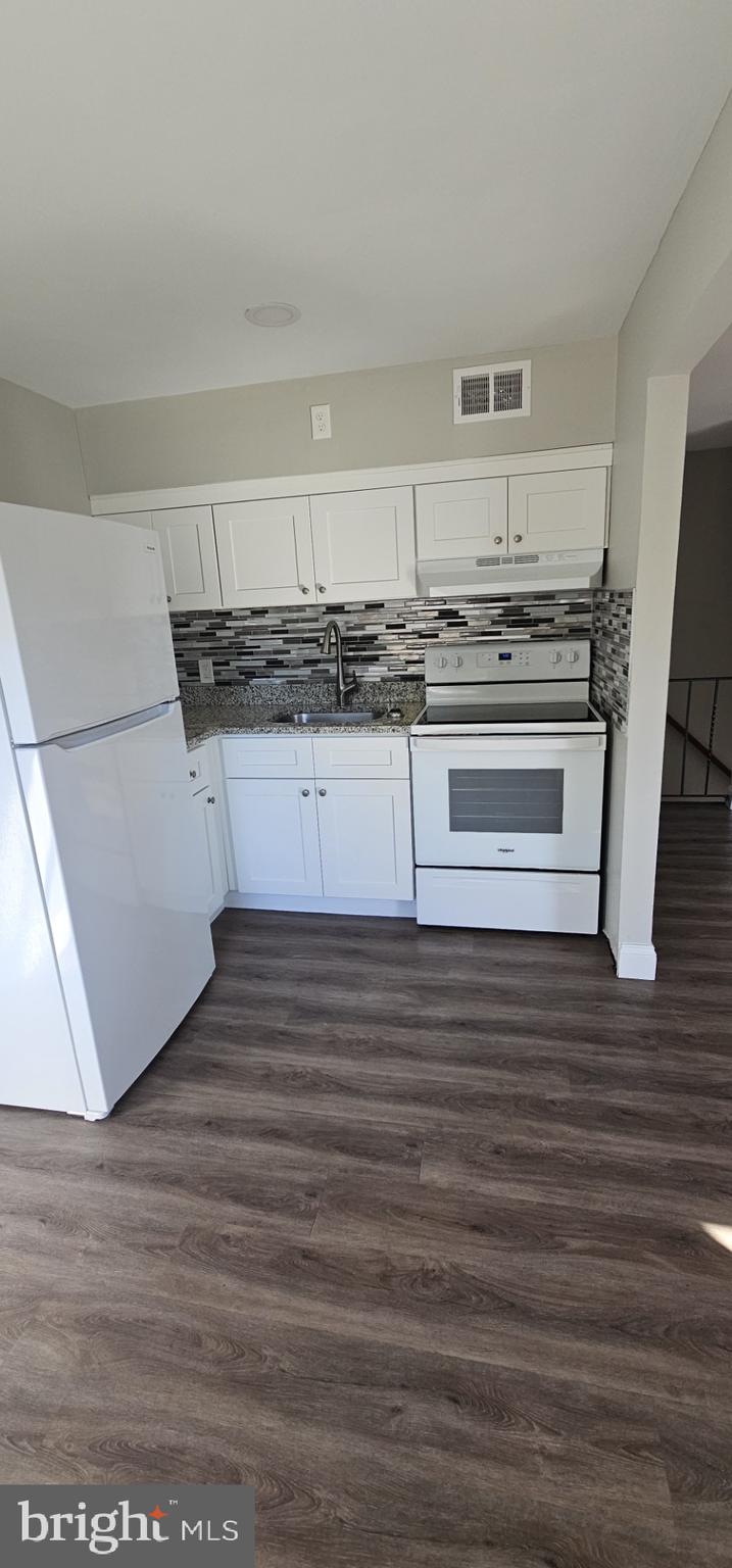 2625 Parkside Terrace Brookhaven, PA 19015 - Photo 7 of 14 a kitchen with granite countertop a stove and cabinets