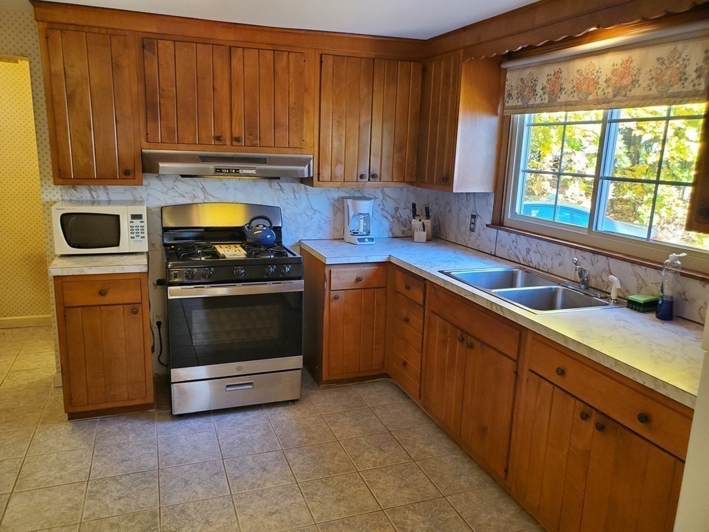19 Harkness Avenue Springfield, MA 01118 - Photo 5 of 28 Gallery Image 5