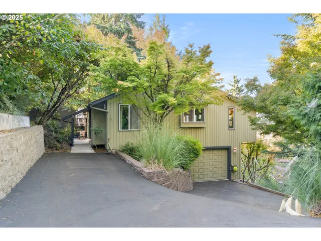 a view of a outdoor space in front of a house