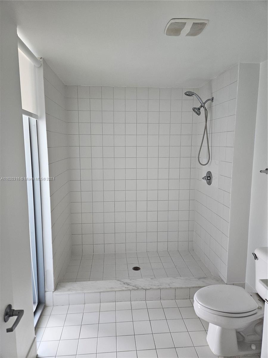 888 Biscayne Boulevard, Unit 2701 Miami, FL 33132 - Photo 17 of 37 a bathroom with a shower