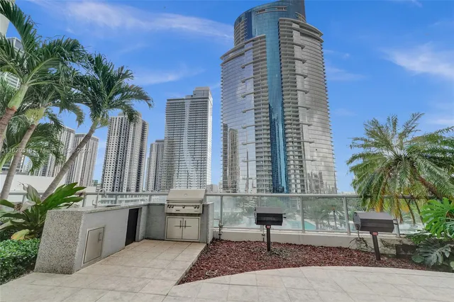 $769,000 | 888 Biscayne Boulevard, Unit 2701, Miami, FL 33132