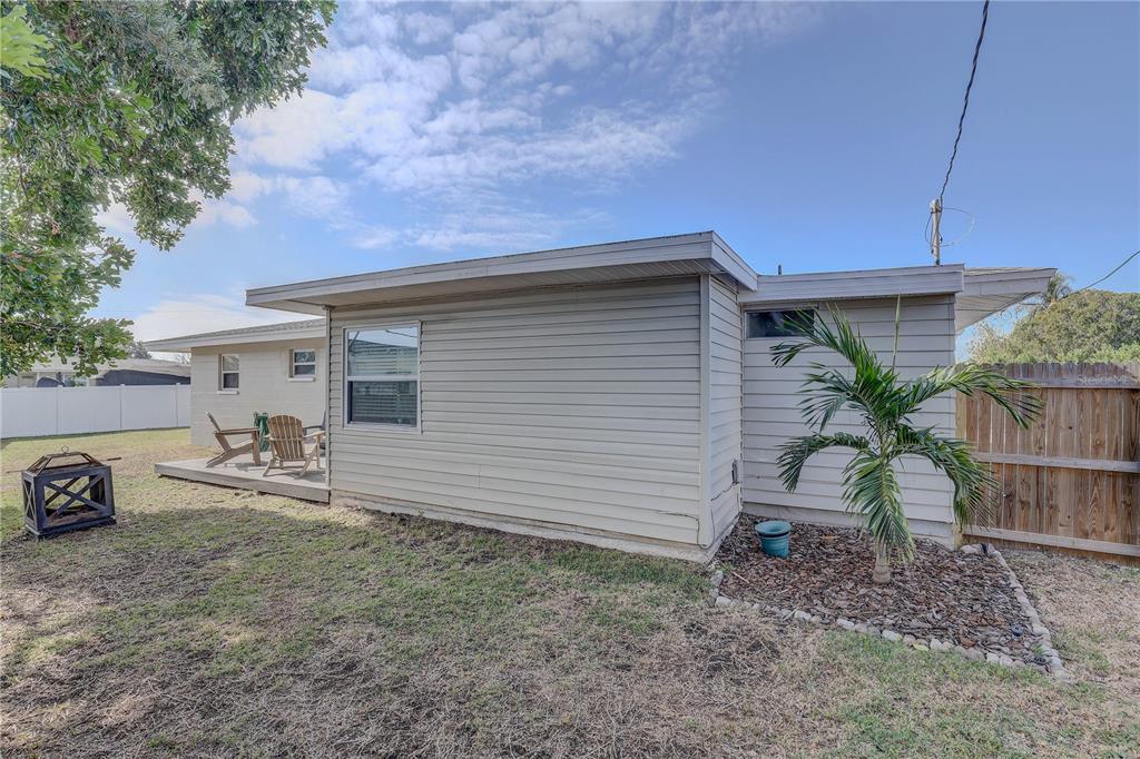 8201 Ridge Road Seminole, FL 33772 - Photo 28 of 36 a view of a back yard of the house