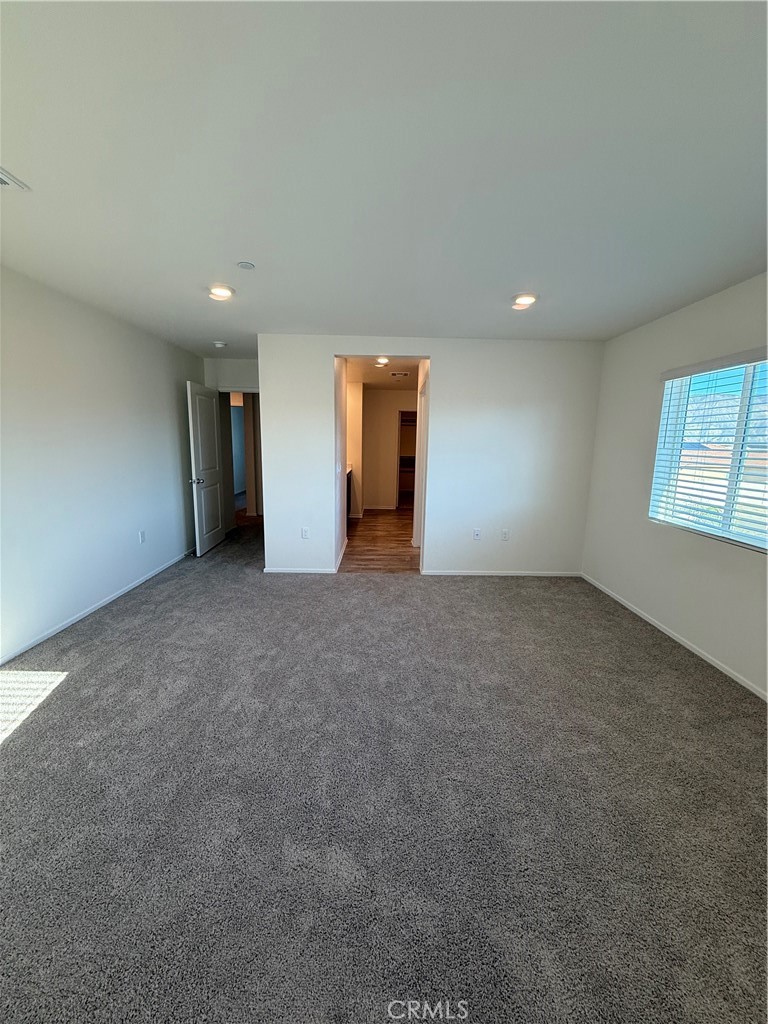 479 Hollyhock Circle San Jacinto, CA 92582 - Photo 11 of 36 an empty room with windows and closet