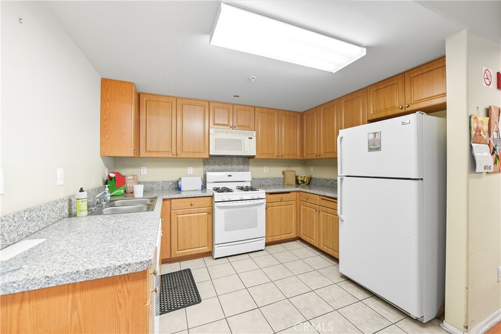 200 North 5th Street, Unit 101 Alhambra, CA 91801 - Photo 16 of 16 Well equipped kitchen in the Recreation Room
