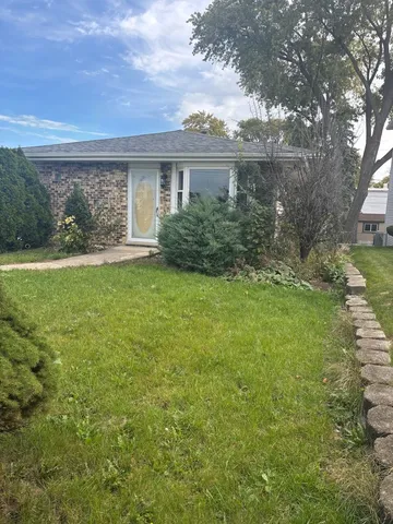 a view of a house with a backyard
