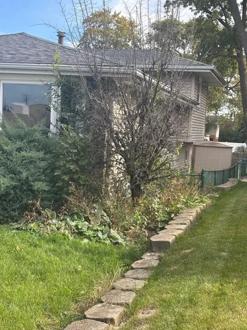 a view of a back yard of the house