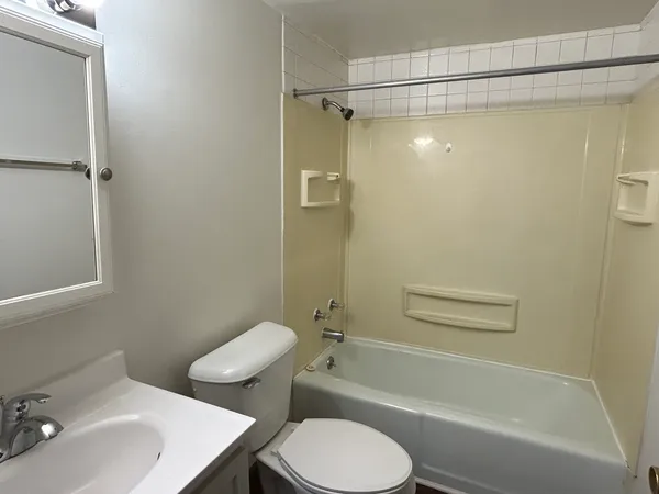 $1,350 | 1300 Getzelman Drive, Unit 1, Elgin, IL 60123