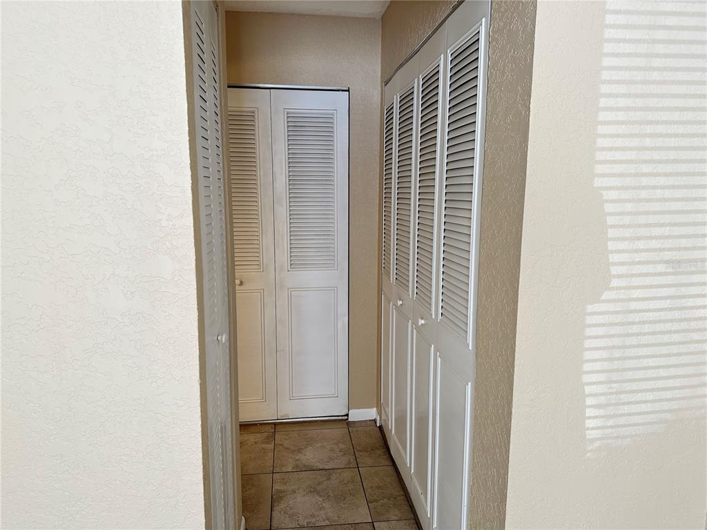 8205 Sun Spring Circle, Unit B1 Orlando, FL 32825 - Photo 9 of 14 a view of hallway with shower